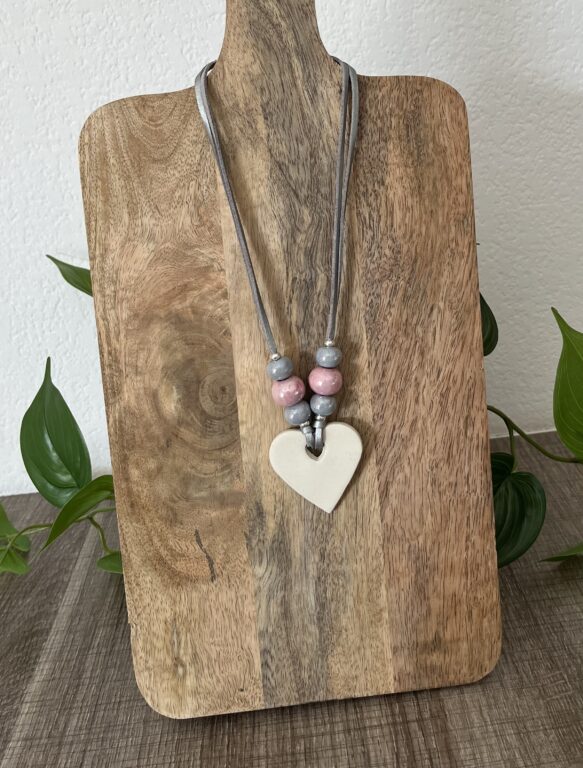 Coeur en céramique avec 4 perles en céramique (gris et rose) sur un double cordon en suédine gris argenté
