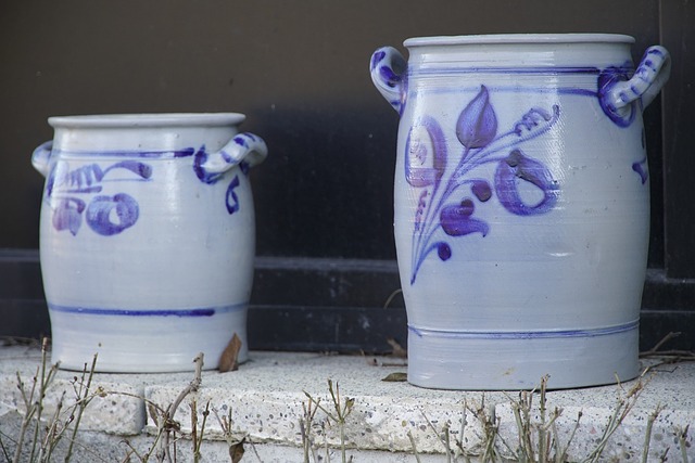 2 pots en céramique bleus ornés de fleurs bleues