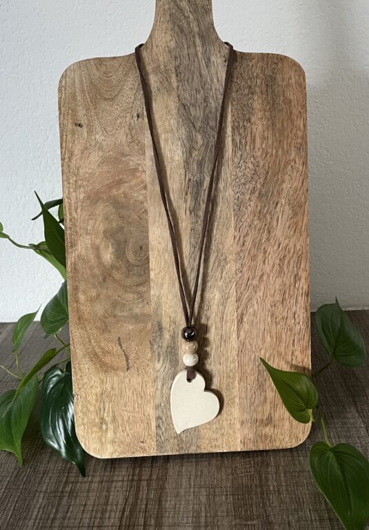 Sautoir avec un coeur en faïence écru et 3 perles ceramique (Marron beige et blanc) sur un cordon en suédine taupe